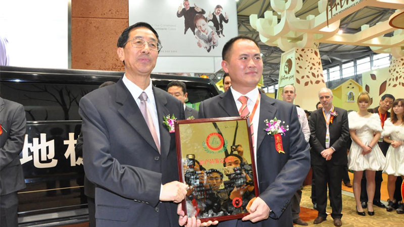 天格地板董事長(zhǎng)劉彬彬獲評(píng)“2021中國(guó)家居品牌力量榜追光領(lǐng)袖”